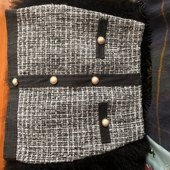 Chic Black and White Tweed Skirt - Picture 2 of 4